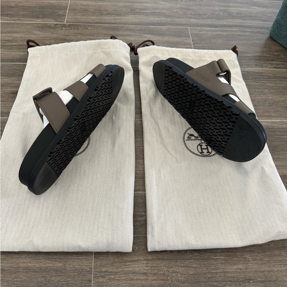 Sold Hermes Chypre sandals etoupe epsom leather - Picture 2 of 2